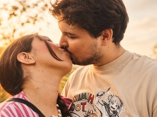 couple bedroom webcam SkyAndAxel