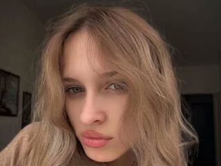 cam girl playing with dildo ChiaMaia