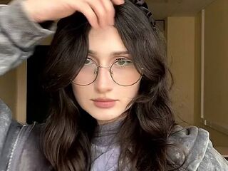 naked camgirl masturbating with vibrator DianneBrowie