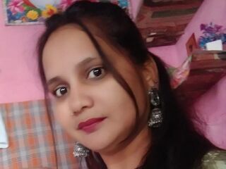 camslut showing tits EmiliaWalker