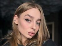 camslut showing tits EvaVotta