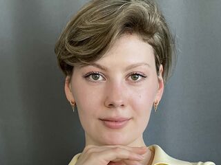 cam girl playing with vibrator JanHilbert