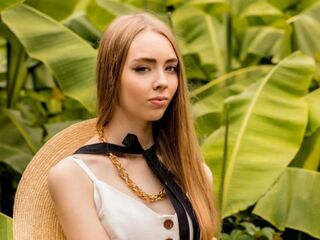 girl fingering bald pussy JettieMecca