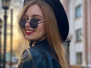 hot cam slut MaiaOshman