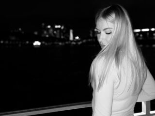 girl showing tits MariBrandel
