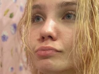 live webcam performer YallyGreen